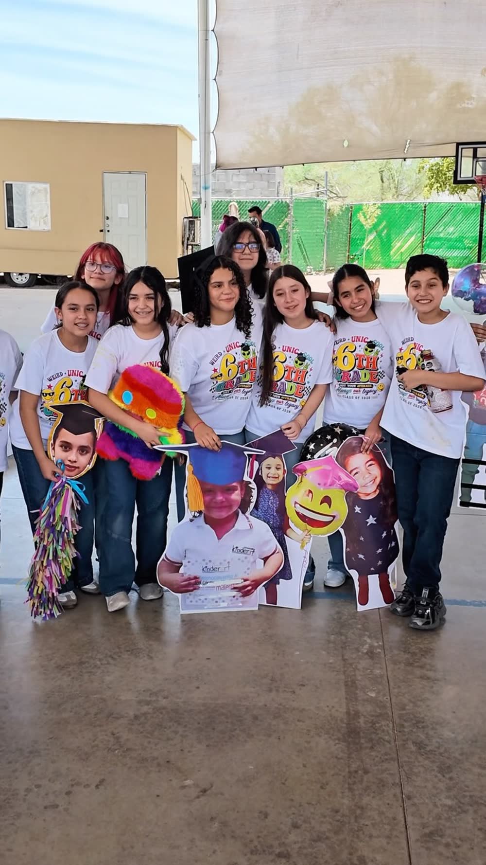 Grupo de estudiantes de sexto grado de Keystone Institute celebrando juntos en el patio
