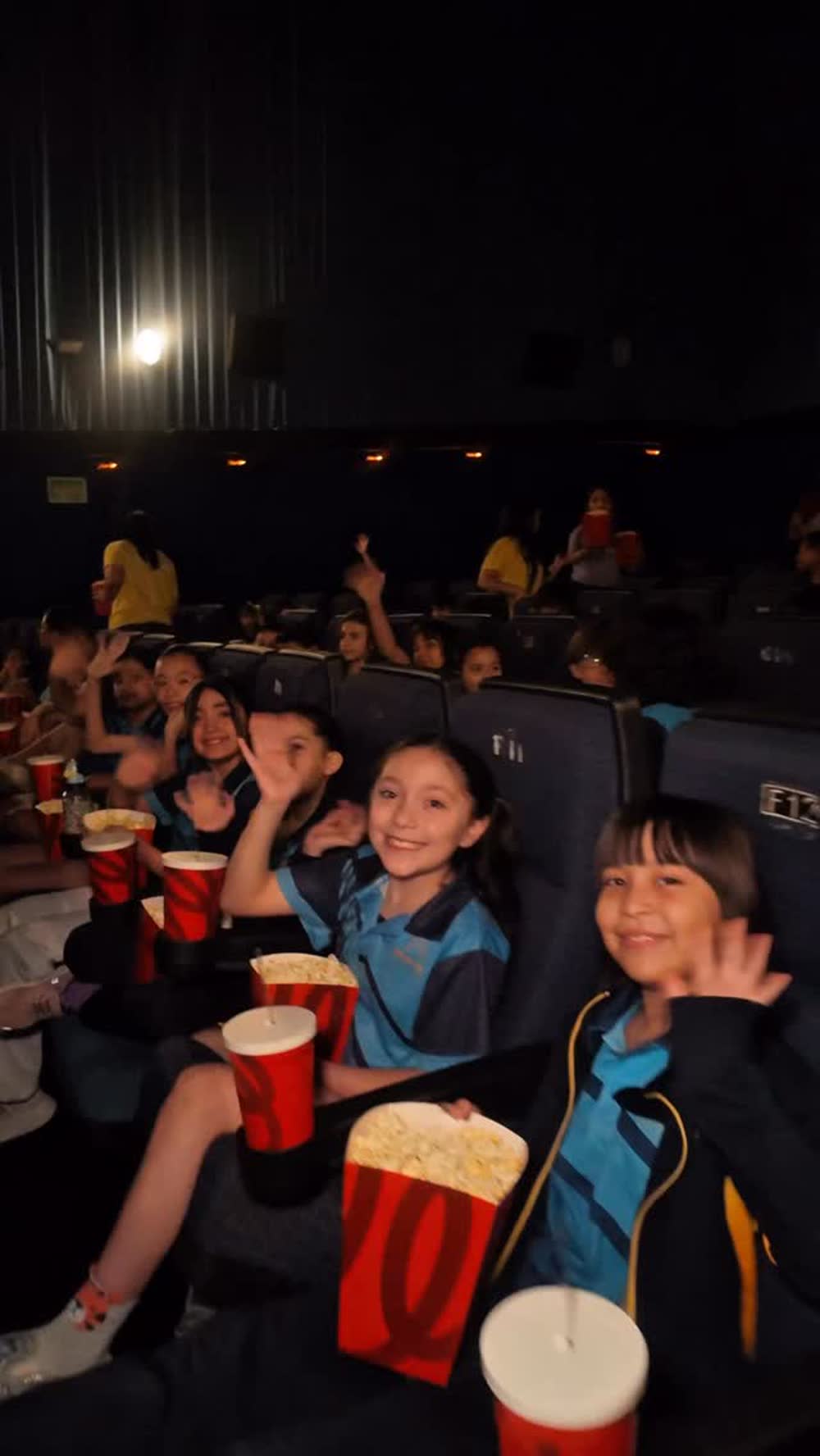 Estudiantes de Keystone Institute sonriendo y saludando durante el Cinema Day del colegio