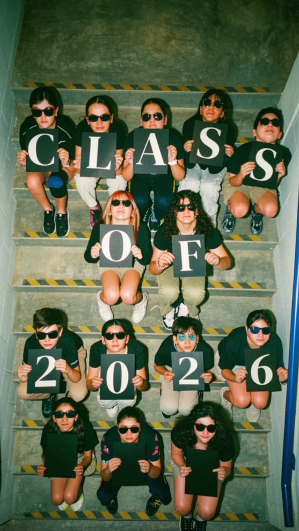 Estudiantes de Keystone Institute sosteniendo las letras Class of 2026 en las escaleras del colegio